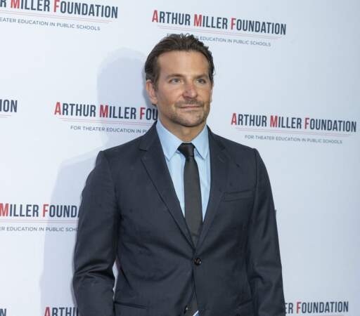 Grâce à une cire spéciale, Bradley Cooper vient discipliner ses longeurs à la soirée Arthur Miller Foundation Honors 2019