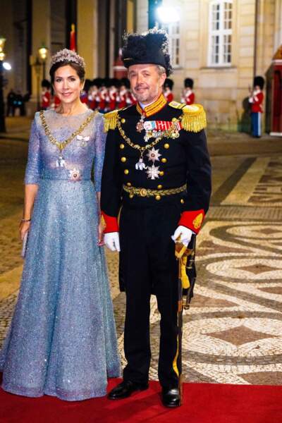 Le prince Frederik et la princesse Mary de Danemark ont Prs la pose ensemble à l'entrée du palais d'Amalienborg de Copenhague, le 1er janvier 2023