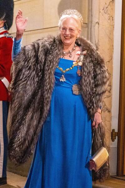 La reine Margrethe II a accessoirisé sa tenue d'une ribambelle de  bijoux et d'accessoires en or pour le dîner de Nouvel An, le 1er janvier 2023