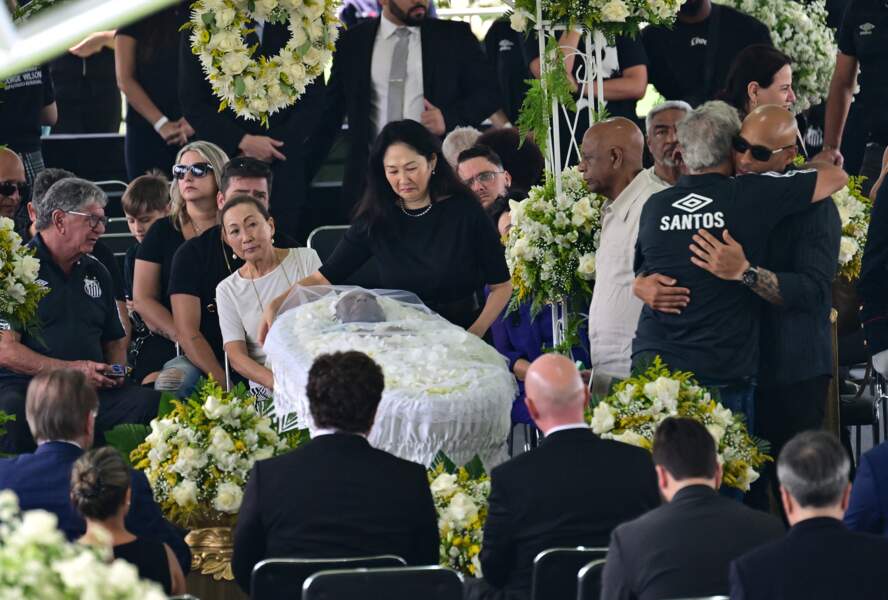 Les Brésiliens se recueillent autour du cercueil de Pelé exposé au stade Vila Belmiro, le 2 janvier 2023
