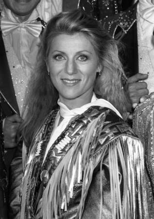 Sheila adopte la tendance métallisée pour assister à la revue "Frénésie 80" au Moulin Rouge, le 30 septembre 1981