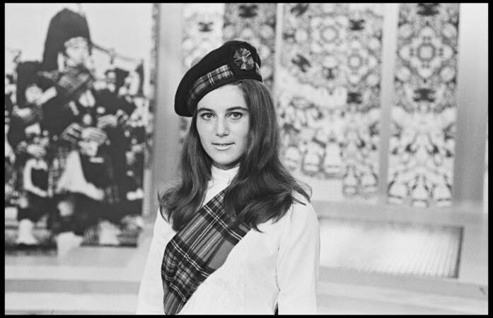 Sheila en kilts et béret sur le plateau de l'émission "Tilt Magazine", en 1967