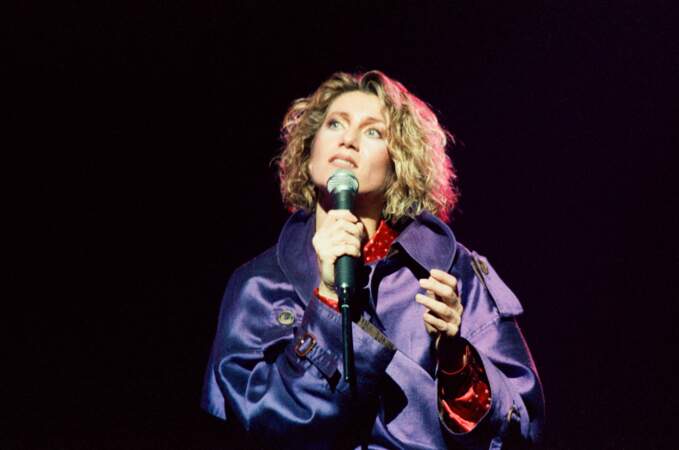 Sheila opte pour un carré court coiffé d'un effet wavy pour un concert au Zénith de Paris, le 22 février 1985