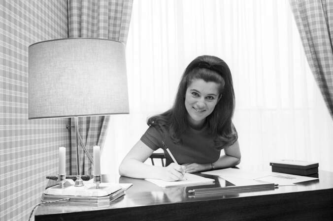 Sheila chez elle dans son appartement, le 14 mars 1967