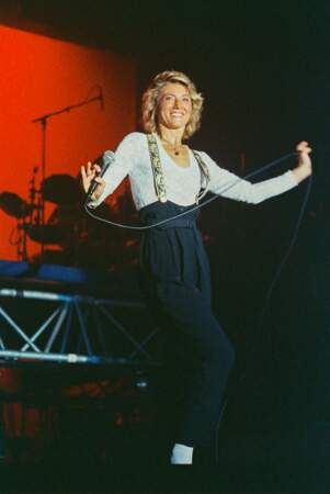 Sheila fait le show lors d'un concert à l'Olympia en octobre 1989