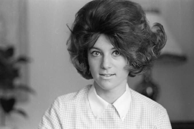 Sheila adopte la tendance sixties avec son brushing XXL, le 28 mai 1964