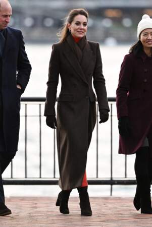 Kate Middleton ne manque jamais l'occasion d'arborer un beau manteau long cintré, comme ici le 1er décembre 2022 à Boston.
