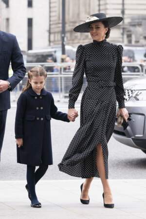 Au fil des années, Kate n'a jamais perdu son goût pour les robes à pois. La Duchesse de Cambridge les porte comme personne, comme ici le 29 mars 2022, en compagnie de sa fille Charlotte, à Londres.