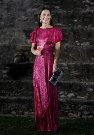 À l'occasion d'une réception à Belize en mars 2022, Kate a opté pour une longue robe en strass de couleur rose. Elle est tout simplement renversante.