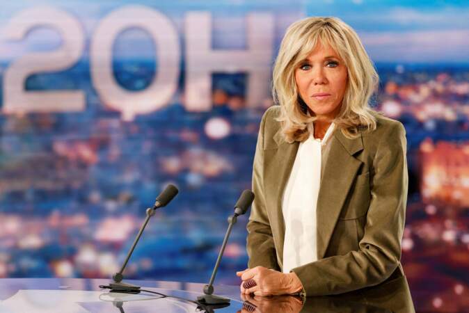Brigitte Macron a rejoint avec élégance le plateau du JT de 20h de TF1 dans le cadre de l’opération Pièces Jaunes, le 9 janvier 2023