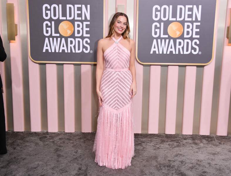 Margot Robbie ravissante dans une robe rose ornée de sequins siglée Chanel aux Golden Globes 2023