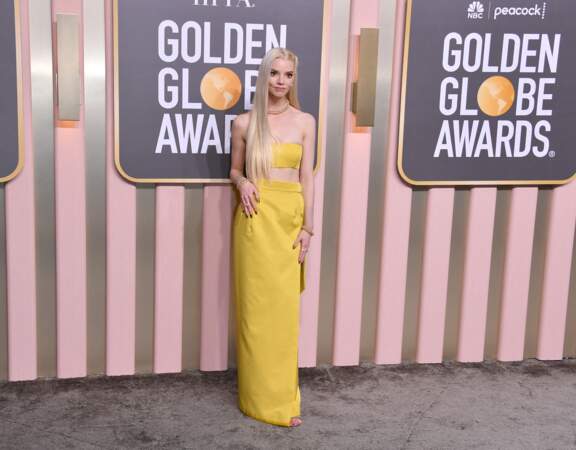 Anya Taylor-Joy ravissante en robe jaune deux-pièces signée Dior pour l'arrivée des Golden Globes 2023 à Los Angeles
