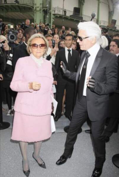 Bernadette Chirac fait la différence avec un manteau rose bonbon 