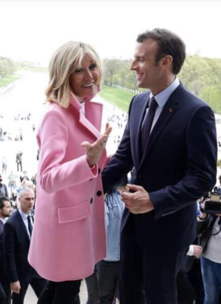 Brigitte Macron fait la différence avec un manteau rose bonbon 