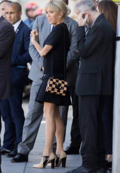 Brigitte Macron porte le mini-sac signée Louis Vuitton