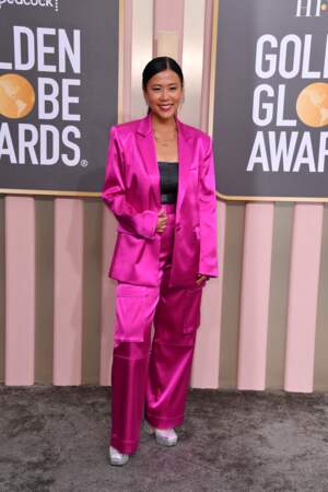 Domee Shi en costume rose vif satiné pour les Golden Globes 2023 à Los Angeles