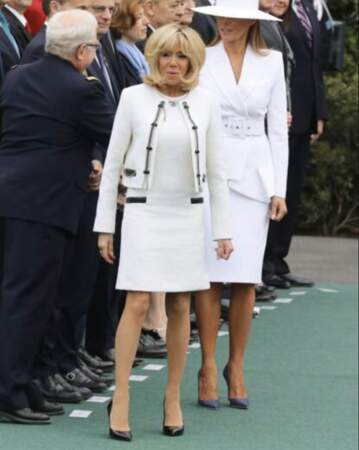 Brigitte Macron et son ensemble immaculé de blanc 