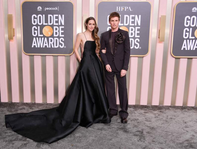 Hannah Bagshawe and Eddie Redmayne très élégants en Valentino sur le tapis rouge des Golden Globes 2023 à Los Angeles