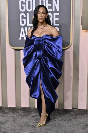 MJ Rodriguez porte une incroyable robe de satin bleu siglée Balmain sur le photocall de la 80ème cérémonie des Golden Globes à Los Angeles