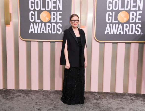 Sarah Polley classique et élégante dans une longue robe cape noire pour les Golden Globes le 10 janvier 2023. 