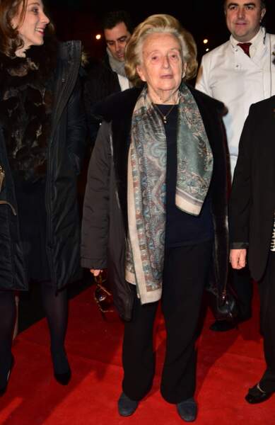 Bernadette Chirac égaille son look avec un foulard  