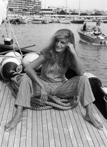 Dalida dans un look estival en lin à l'imprimé graphique pour une virée en mer à Cannes, le 22 juillet 1966