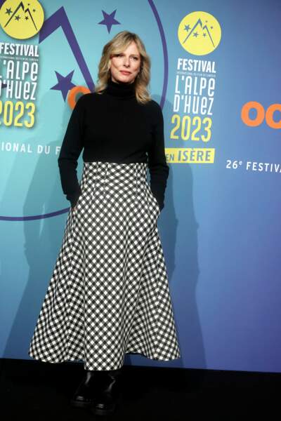Karin Viard, la présidente du jury, fait impression avec une longue jupe trapèze à carreaux lors de la cérémonie d'ouverture du Festival de l'Alpe d'Huez, le 16 janvier 2023