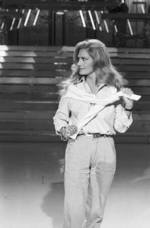 Dalida dans un look néo-bourgeoise en pantalon à pinces, chemise blanche et pull sur les épaules lors de l'enregistrement d'un show présenté par Guy Lux, en décembre 1981