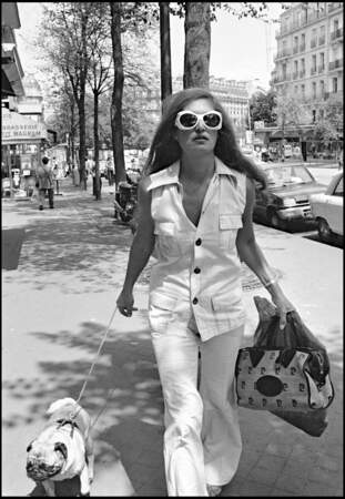 Dalida icône des années seventies dans un look en pantalon flare et saharienne dans les rues de Paris, en 1976
