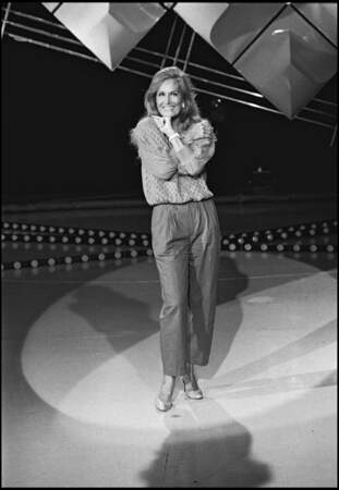 En pantalon à pinces et pull à épaulettes texturé, Dalida dans un ensemble casual chic lors de l'émission Cadence 3, le 1 juin 1983