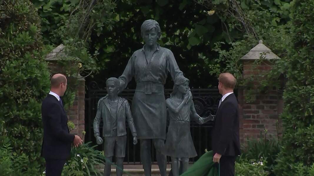 En 2021, le prince Harry et le prince William se retrouvent dans les jardins de Kensington Palace à Londres. 