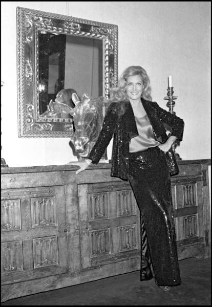 Dalida scintillante dans une longue jupe fendue sertie de strass assortie à sa veste pailletée,  le 18 mars 1980
