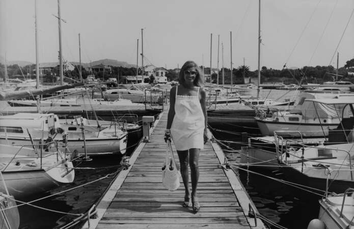 Dalida sublime en petite robe blanche façon nuisette et spartiates lors de ses vacances en Corse, en juillet 1978