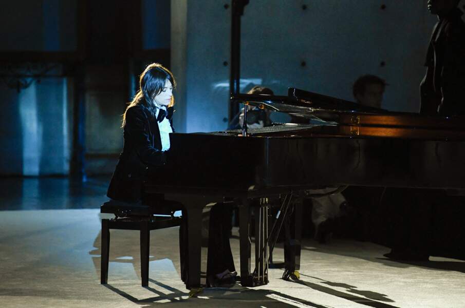 Charlotte Gainsbourg au piano lors du défilé Saint Laurent, le 17 janvier 2023