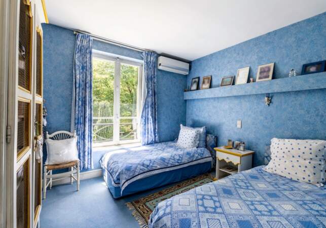 La villa de Marnes-la-Coquette contient 8 chambres, dont celle-ci de couleur bleue