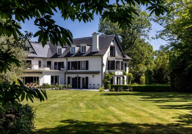 La villa de Marnes-la-Coquette, qui appartient à Johnny et Laeticia Hallyday, est entourée d'un parc arboré de 7 000 m2