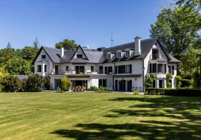 La villa de Marnes-la-Coquette fait environ 1000 m2 sur un parc arboré de 7 000 m2