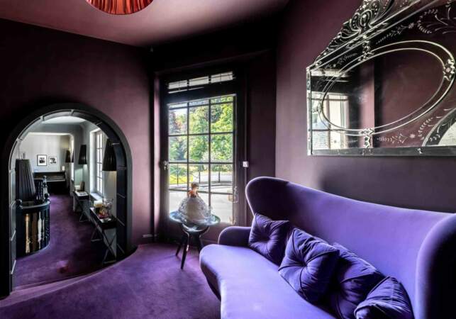 La villa de Marnes-la-Coquette abrite un petit coin de lecture avec son canapé violet confortable 