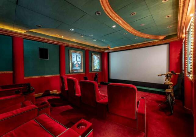 Une salle de cinéma figure dans la villa de Marnes-la-Coquette vendue 10,5 millions d'euros