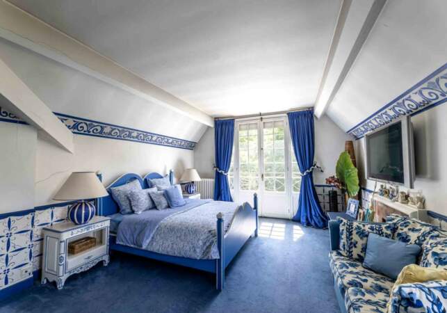 Une chambre de la villa, avec du bleu et du blanc, offre un espace de repos agréable