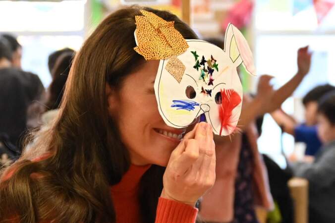 Kate Middleton participe à un atelier créatif lors de sa visite de la crèche de Foxcubs, le 18 janvier 2023