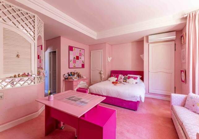 La villa de Marnes-la-Coquette abrite 8 chambres, dont celle-ci de couleur rose