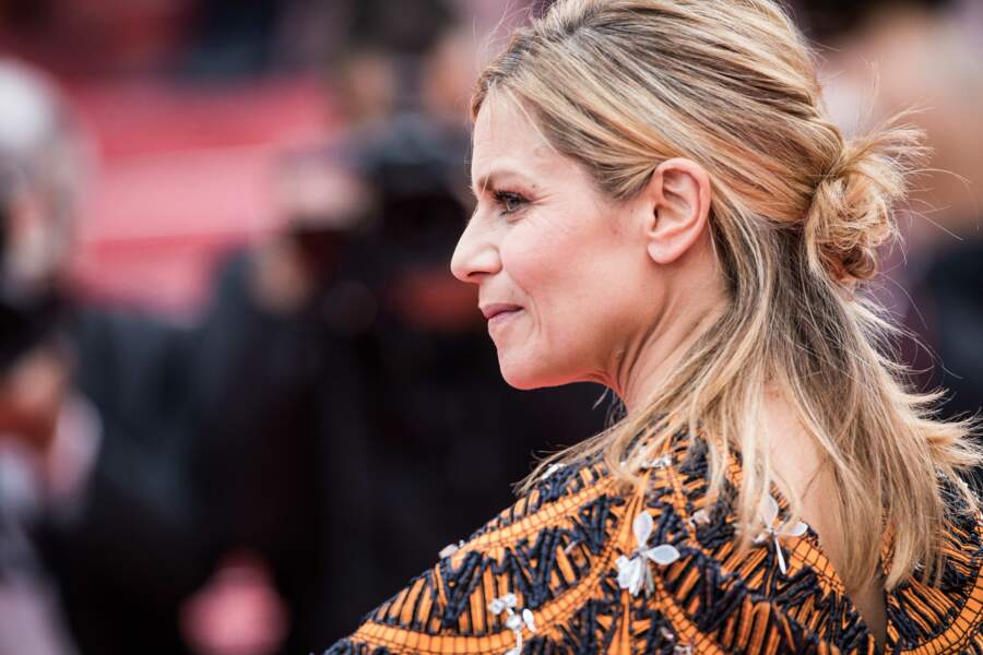 Marina Foïs forme une demi queue-de-cheval transformé en chignon lors de la 72ème édition du Festival de Cannes, le 14 mai 2019