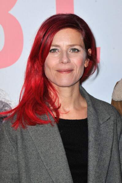 Marina Foïs ose une coloration  rouge électrisante à la première du film "Les garçons et Guillaume à table" au cinema Gaumont Opera à Paris, le 18 novembre 2013