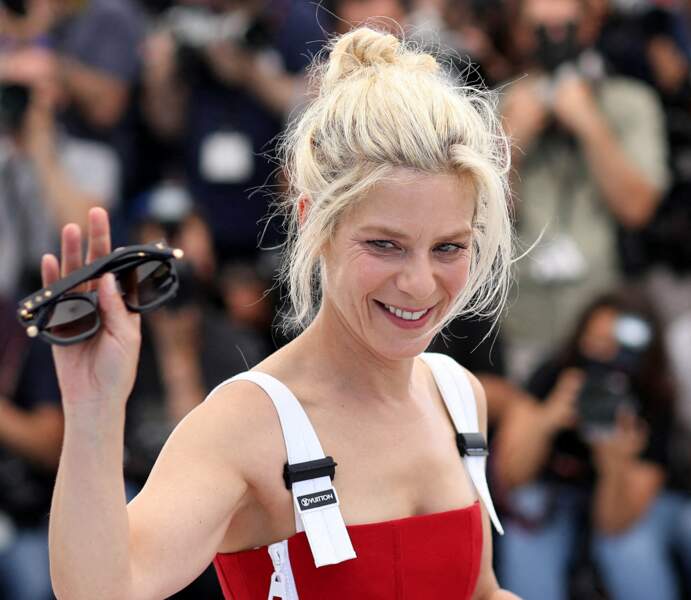 Marina Foïs avec des cheveux longs et une coloration blonde platine au Festival de Cannes, le 10 juillet 2021