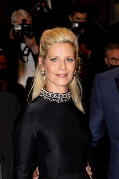 Marina Foïs vient crêper sa mèche de devant afin d'obtenir un effet bouffant au Festival de Cannes, le 9 juillet 2021