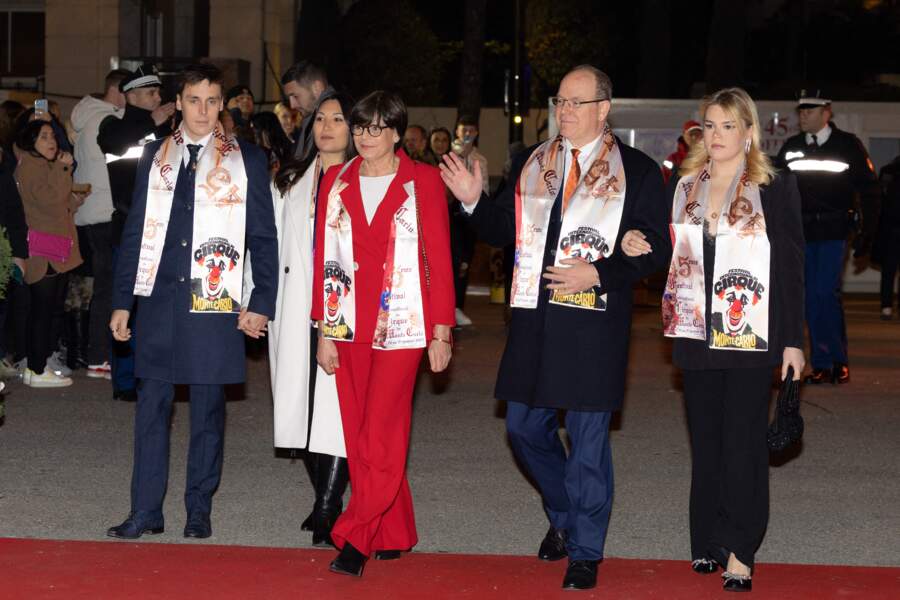 Louis Ducruet, sa femme Marie, la princesse Stéphanie de Monaco, le prince Albert II de Monaco et Camille Gottlieb arrivent au Festival International du Cirque de Monte-Carlo le 20 janvier