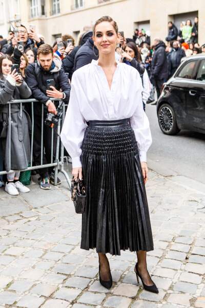 Chiara Ferragni plébiscite la chemise blanche rentrée dans une jupe plissée en cuir noir au défilé Dior - collection Couture Printemps/été 2023 - à Paris, le 23 janvier 2023