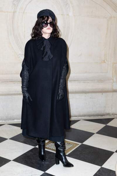 Isabelle Adjani porte la gavroche ainsi que des bottes en cuir au défilé Dior - collection Couture Printemps/été 2023 - à Paris, le 23 janvier 2023