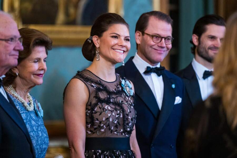 Victoria de Suède arbore un chignon XXL lors du dîner de gala annuel "Sverigemiddagen" au palais royal à Stockholm, le 20 janvier 2023